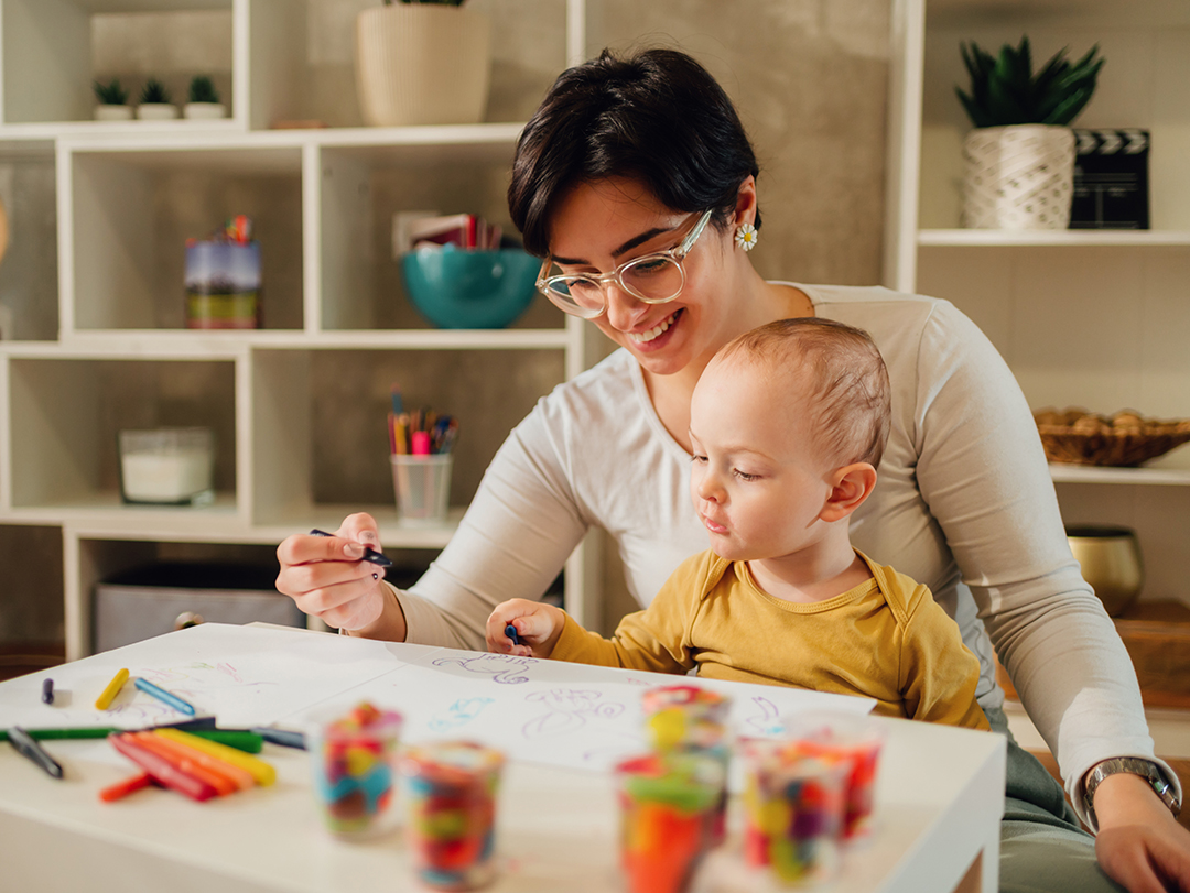 Madre enseñando los colores a su hijo.