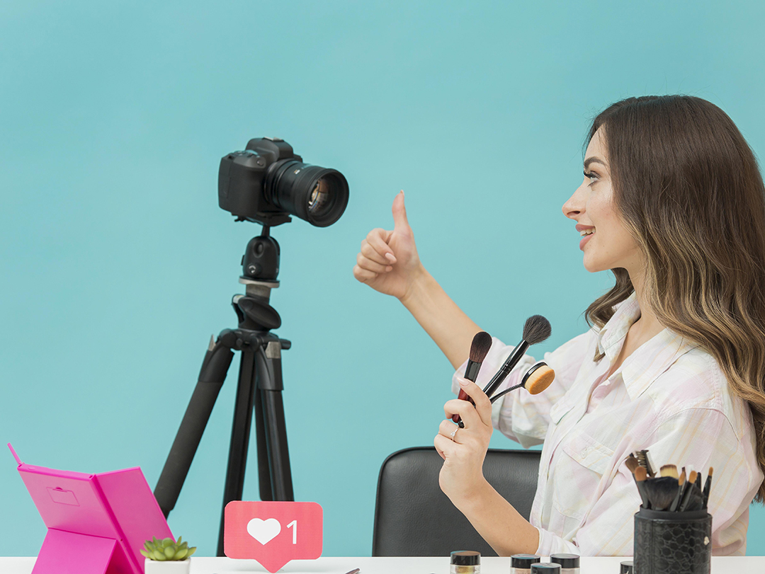 Influencer mostrando maquillaje.