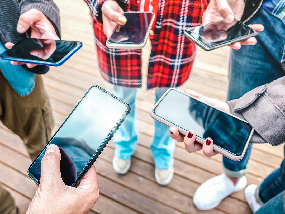 Grupo de gente con sus teléfonos